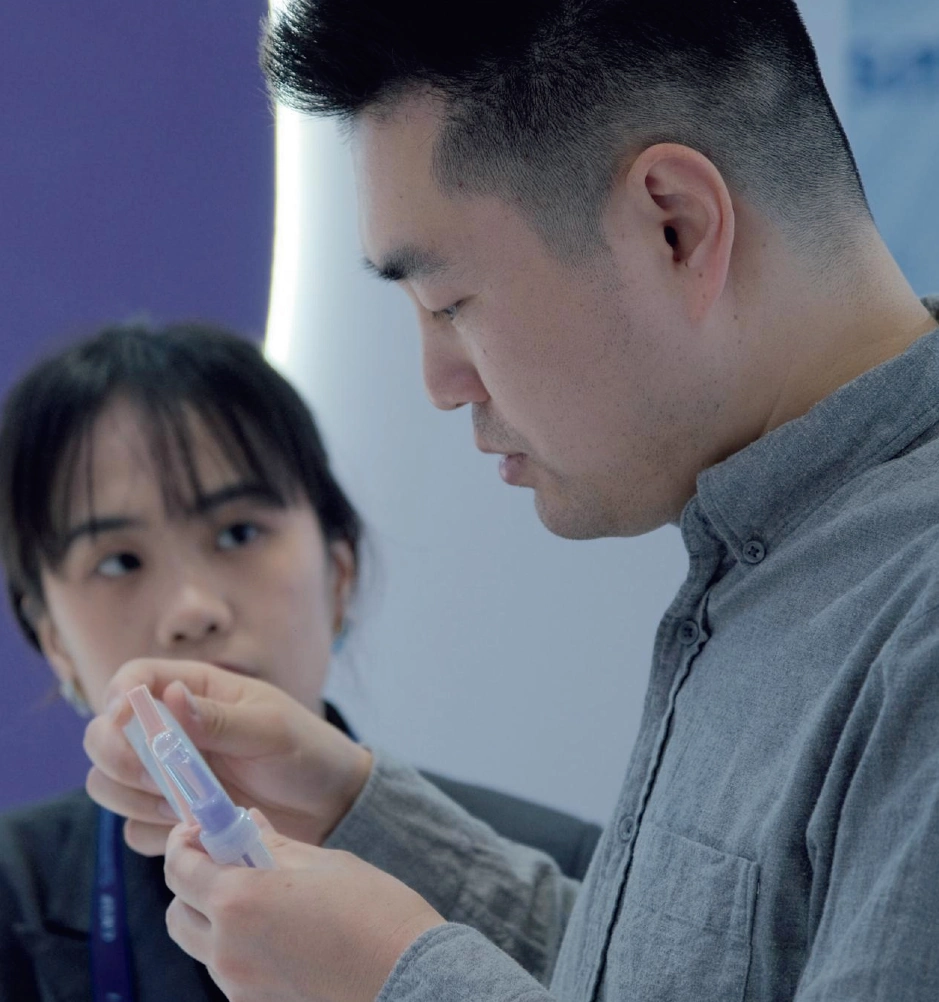 DOLLY YANG discussing product operation with users